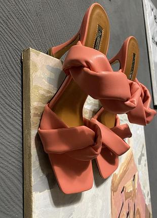 Шльопанці на підборах