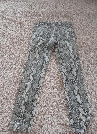 В наявності класні зміїним принтом штани від h/m, розмір м