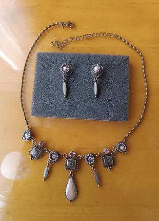 Комплект бижутерии (подвеска и серьги).