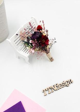 Бутоньєрка з сухоцвітів у винних, бордових і рожевих відтінках, аксесуар для нареченого або свята