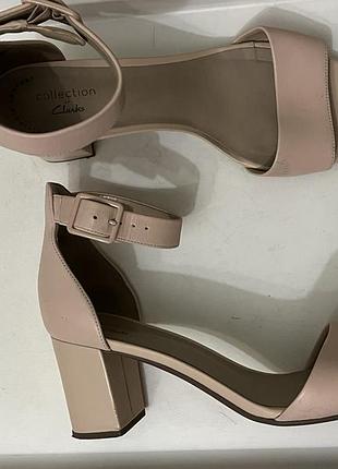 Босоножки clarks на каблуке цвета пудры  р 39