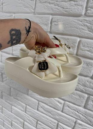 Стильні шльопанці сланці