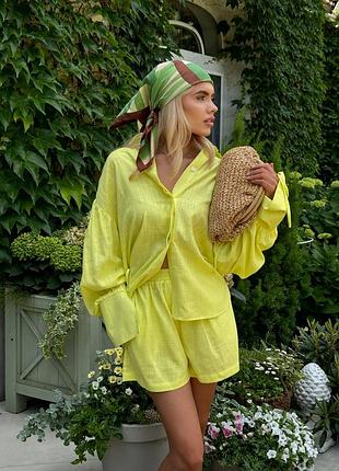 Этот легкий и удобный костюм, обеспечит комфорт даже в самые жаркие дни. солнечный цвет подчерк