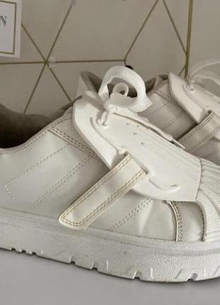 Кросівки білі