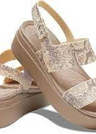 Crocs крокс на платформе сандалии босоножки бруклин brooklyn low wedge snake vanila multi