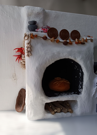 Украинская печь с коровием и грибами
(29×40 см, объемная картина-панно)