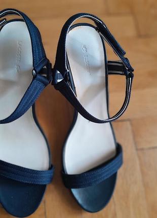Босоножки на танкетке