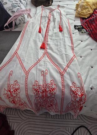 Довга жіноча сукня