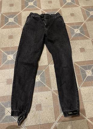 Чорні джинси на резинці,плотні з карманами