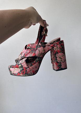 Босоніжки на товстому каблуку