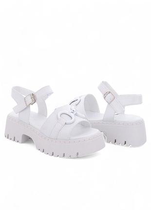 Босоніжки на платформі з декоративним ремінцем