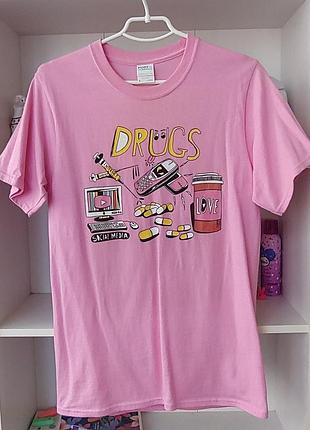 Футболка розовая с принтом drugs love social media
