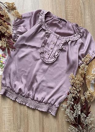 Лілова сатинова блузка з рюшами