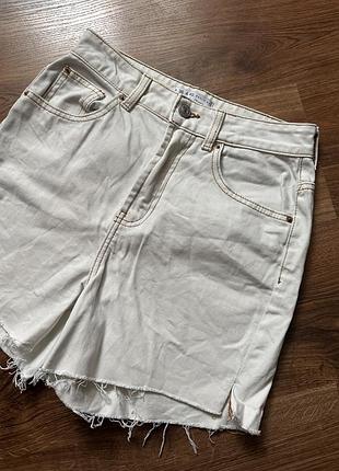 Шорти бермуди білі з необробленим краєм джинсові