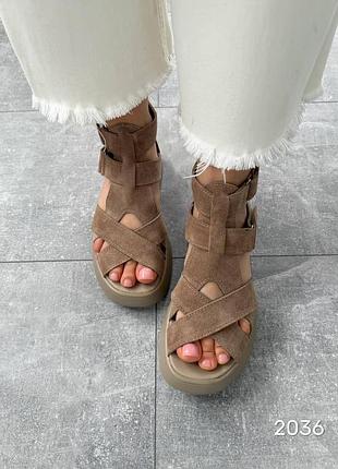 Трендовые босоножки с широкими лямками