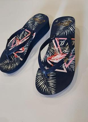 Вьетнамки, шлепанцы на super gear с тпопическим ппинтом темно-синие 31 размер