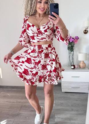 Трендовий костюм зі спідницею