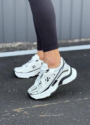 Кросівки жіночі