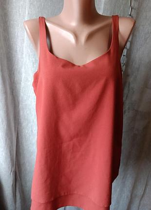 Легкая майка на подкладке.