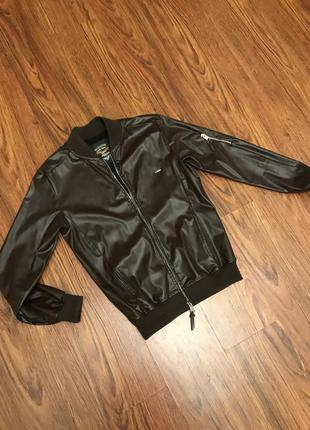 Куртка весенняя курточка легкая по пояс кожаная с манжетами коричневая1 фото