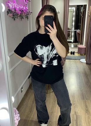 Футболка з принтом корсета чорна
