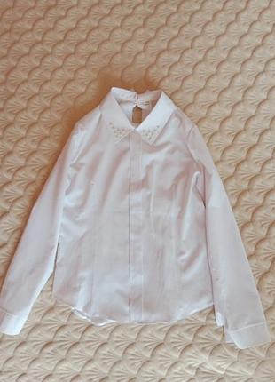 Рубашка с бусинками на воротнике – элегантный акцент в вашем образе