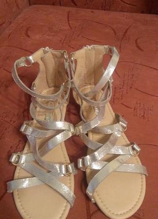 Фирменные босоножки новые