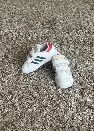 Кросівки adidas 26 розміру.