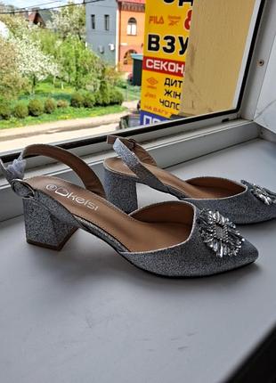 Женские босоножки