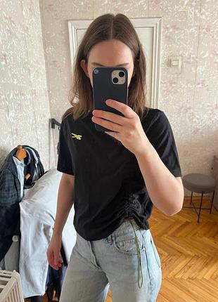 Футболка чорна з затяжкою reebok
