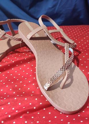 Женские босоножки на лето