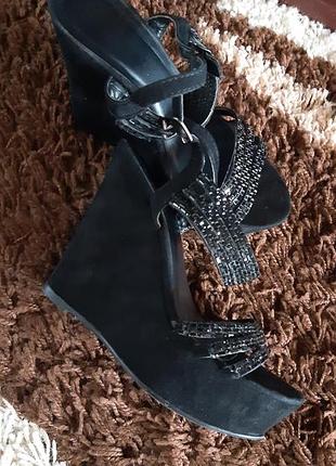 Босоножки на танкетке со стразами.