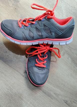 Кросівки фірмові