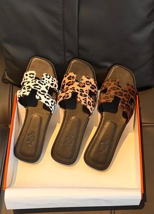 Леопардові шльопанці на шерсті