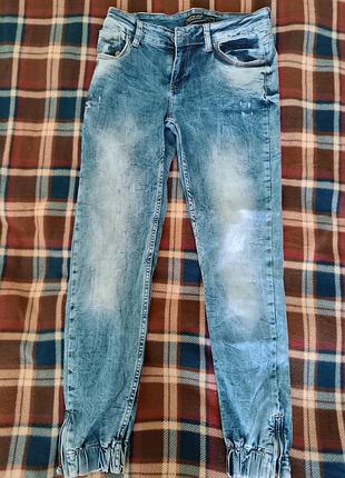 Джинсы внизу на резинке