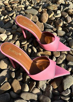 ▪️baby pink рожеві босоніжки мюлі стукалки на каблуку з гострим носком носиком шкіряні (еко шкіра)