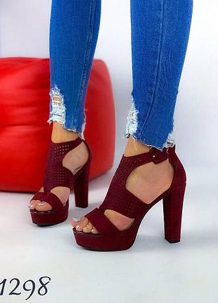 Босоножки женские на высоком каблуке бордового цвета с закрытой пяткой