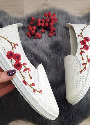 Мокасини жіночі білі з вишивкою червона сакура