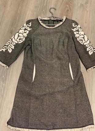 Серое платье футляр с аппликацией из эко-кожи