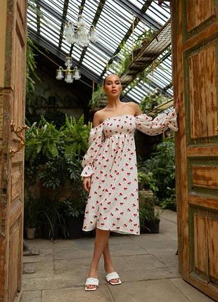 Біла муслінова сукня в вишні