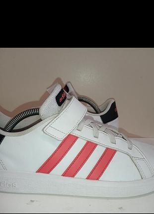Брендовые кроссовки adidas.
