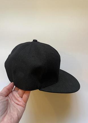 Чорна кепка жіноча