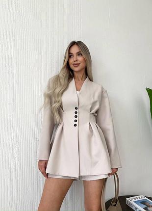 Бежевий костюм з шортами білий костюм з шортами