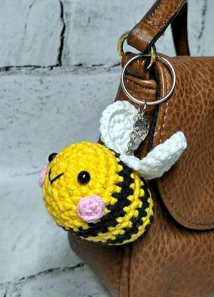 Брелок бджілка іграшка в'язана ручної роботи амігурумі hand made 6х3,5 см