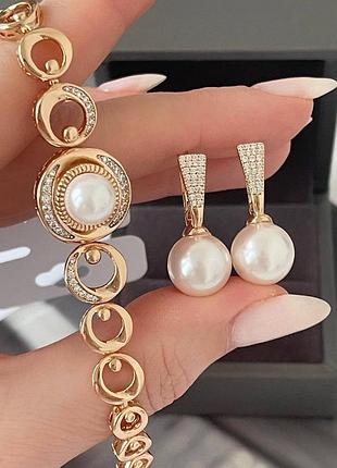 Набор медсплав медзолото, фианиты камушины, серьги и браслет, жемчужины бусины жемчуг