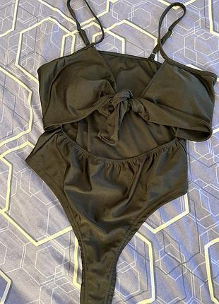 Купальник з відкритим животиком, на завʼязках на грудях