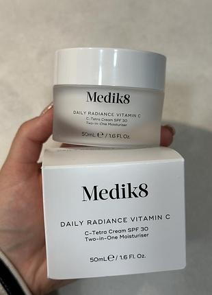 Антиоксидантний зволожувальний крем medik8 daily radiance vitamin c c-tetra spf 30