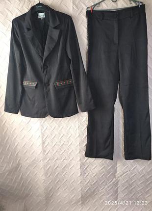 Костюм черный со вставками вышивки