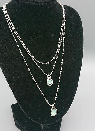 Посріблене триниткове намисто з двома кристалами swarovski кольру зеленого смарагду краплі води