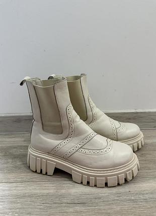 Молочні бежеві зимові челсі чоботи черевики ботинки на резинці на тракторній підошві без застібки
